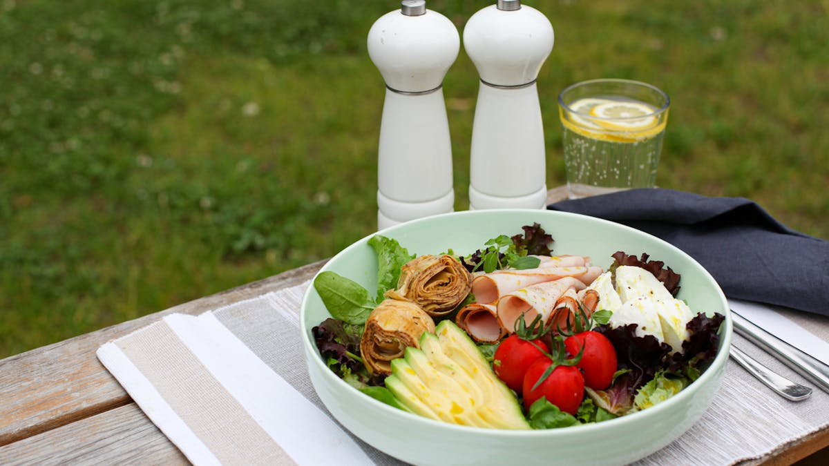 Italiensk plocktallrik med kalkon och mozzarella