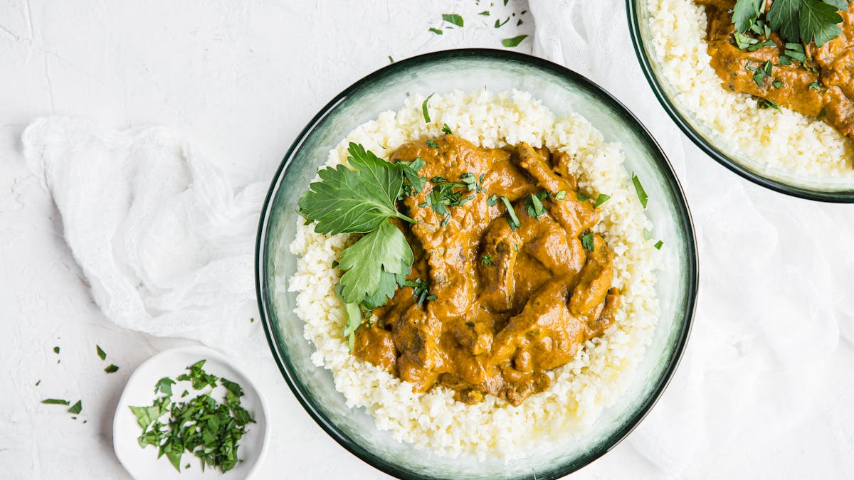 Het lövbiffsgryta med stekt blomkålsris