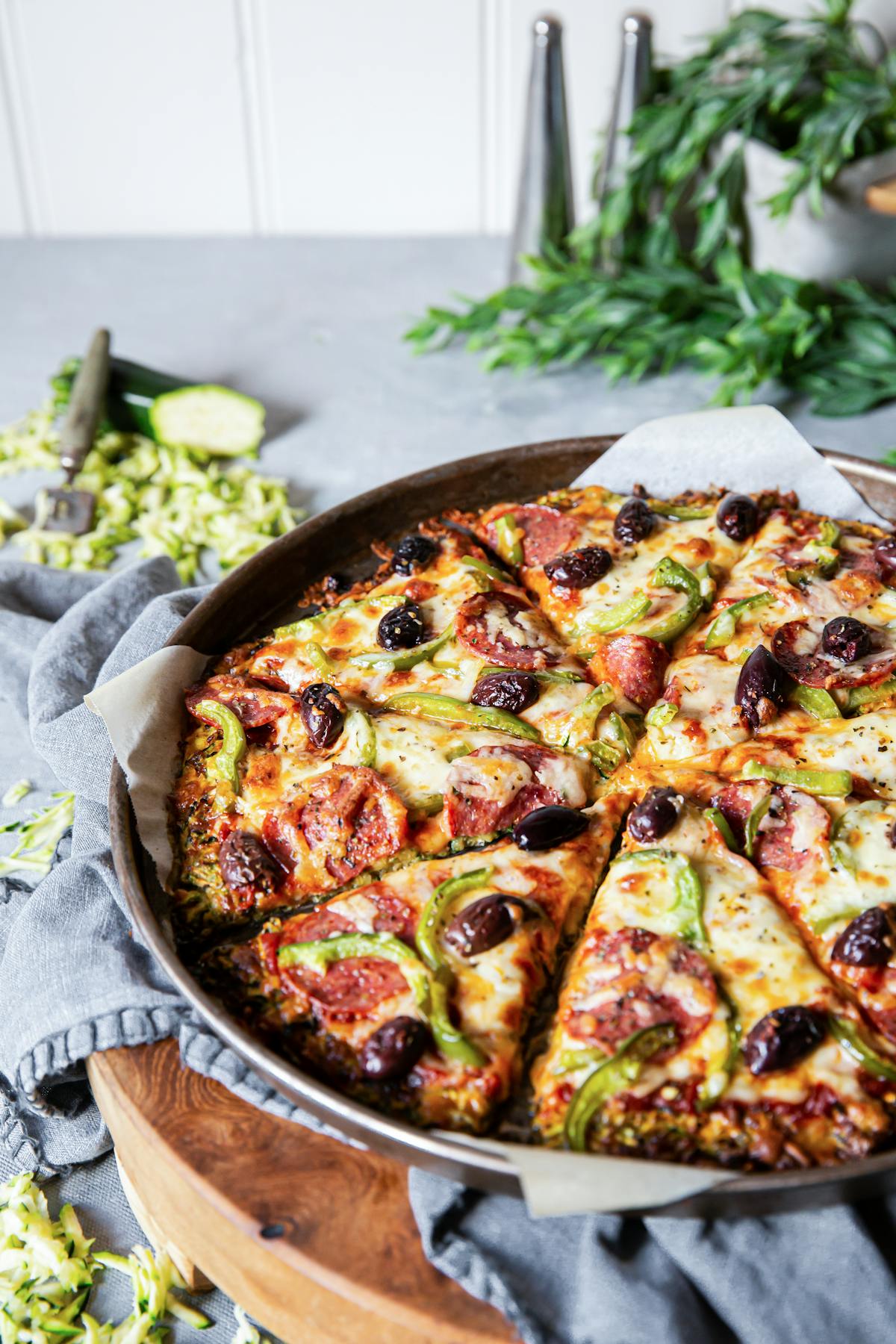 Zucchini-pizza med salami och paprika