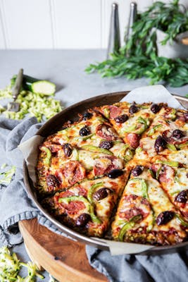 Zucchini-pizza med salami och paprika