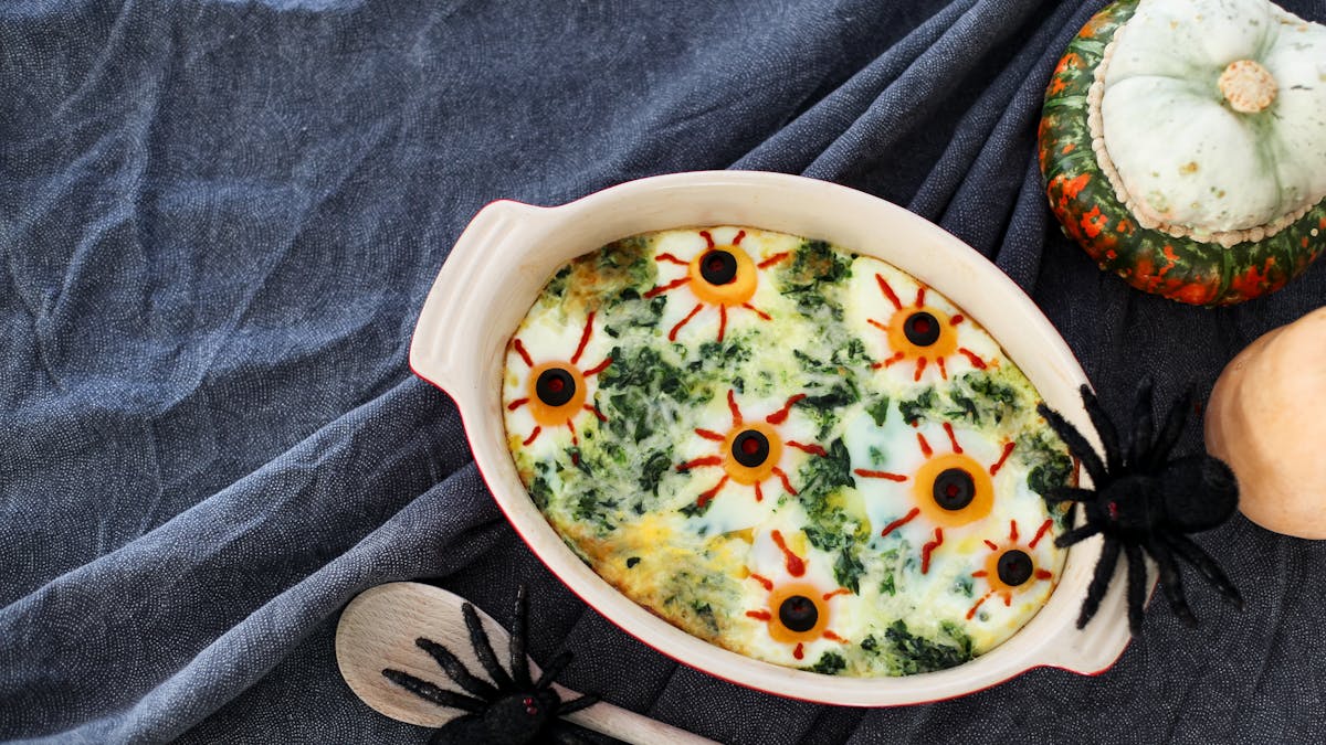 Skräckinjagande gratäng med ägg-ögon