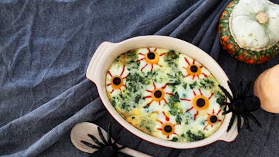 Skräckinjagande gratäng med ägg-ögon