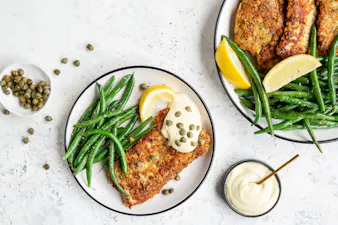 Kalkonschnitzel med haricots verts och dijonmajo