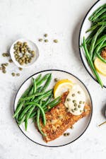 Kalkonschnitzel med haricots verts och dijonmajo