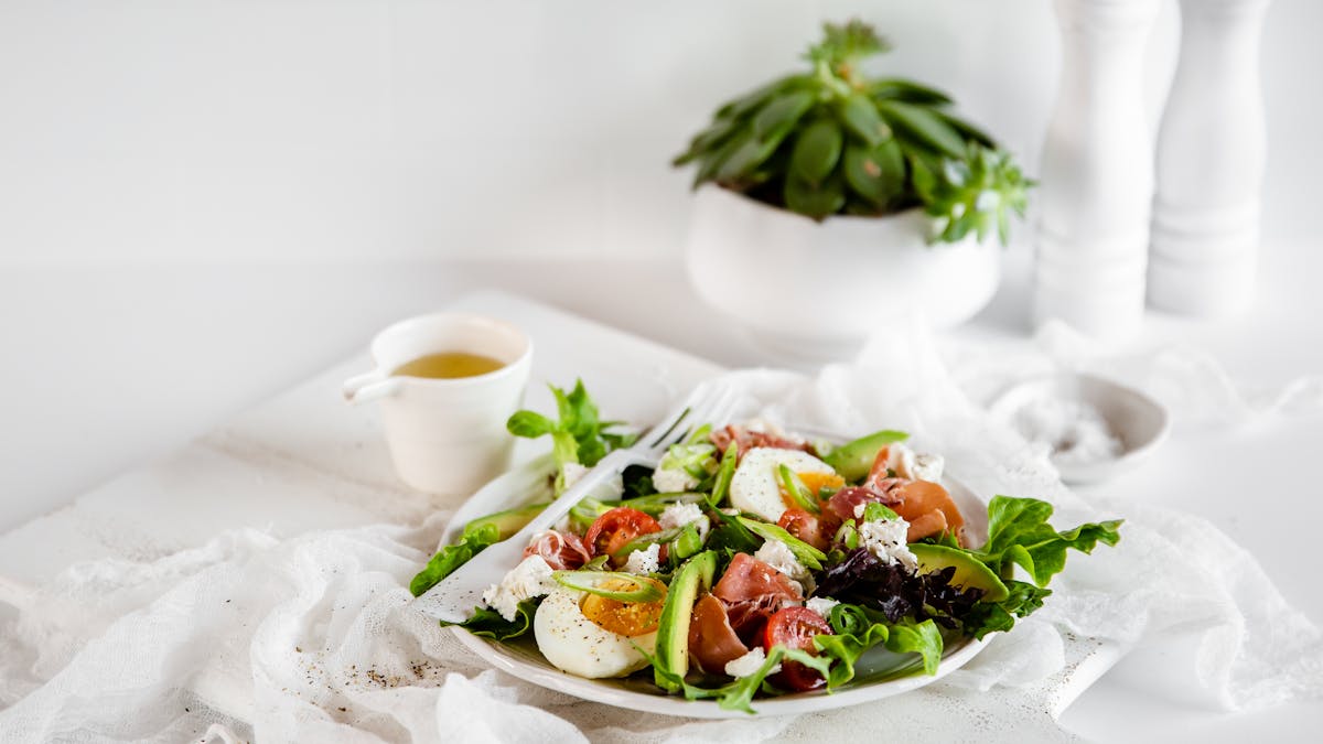 Medelhavssallad med ägg och prosciutto