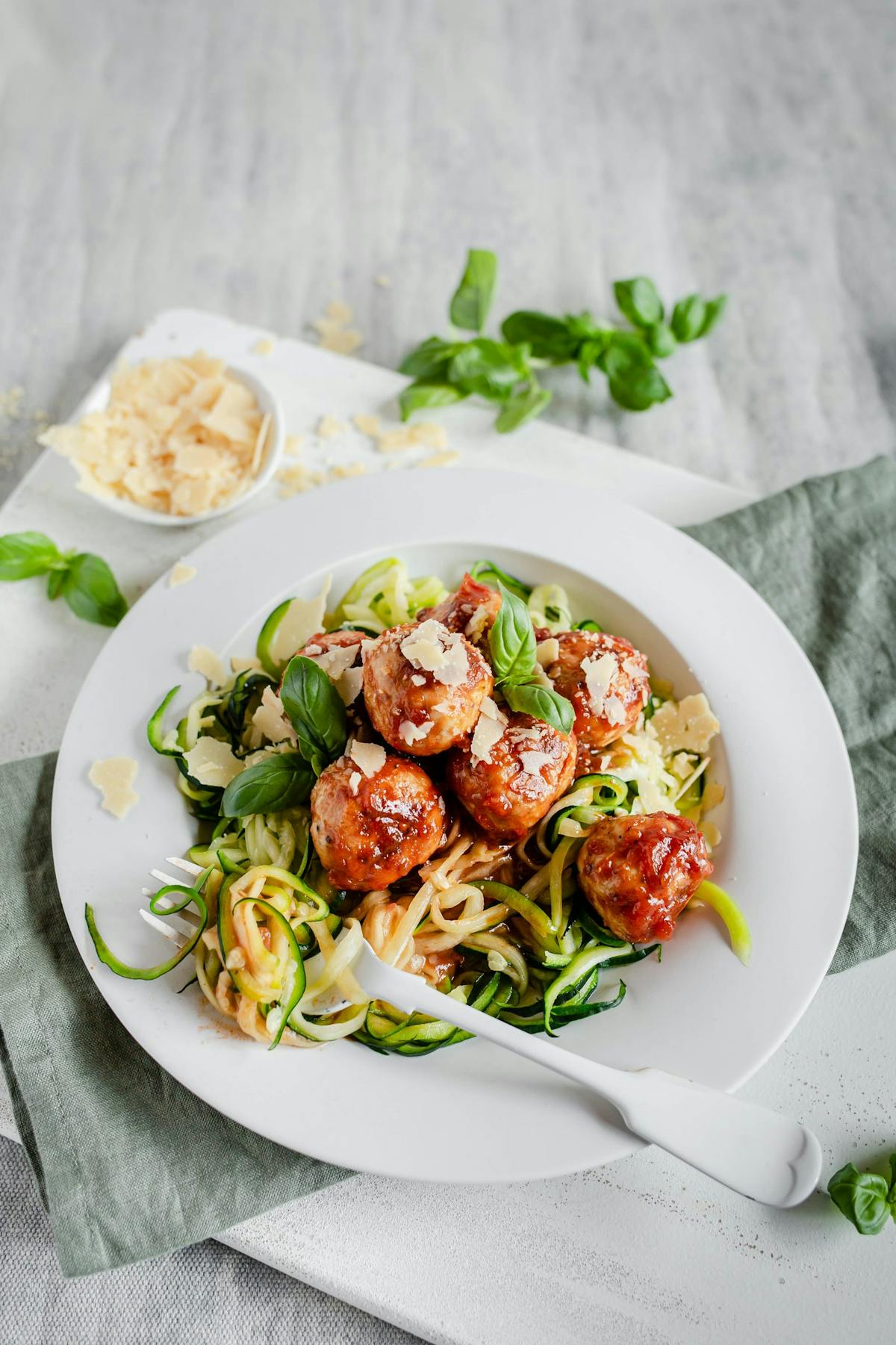 Italienska kalkonköttbullar i mustig tomatsås med zoodles