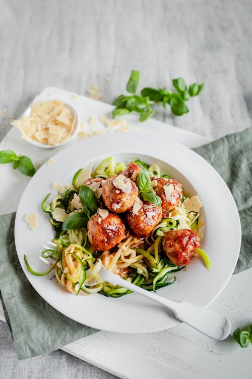 Italienska kalkonköttbullar i mustig tomatsås med zoodles