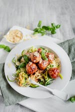Italienska kalkonköttbullar i mustig tomatsås med zoodles
