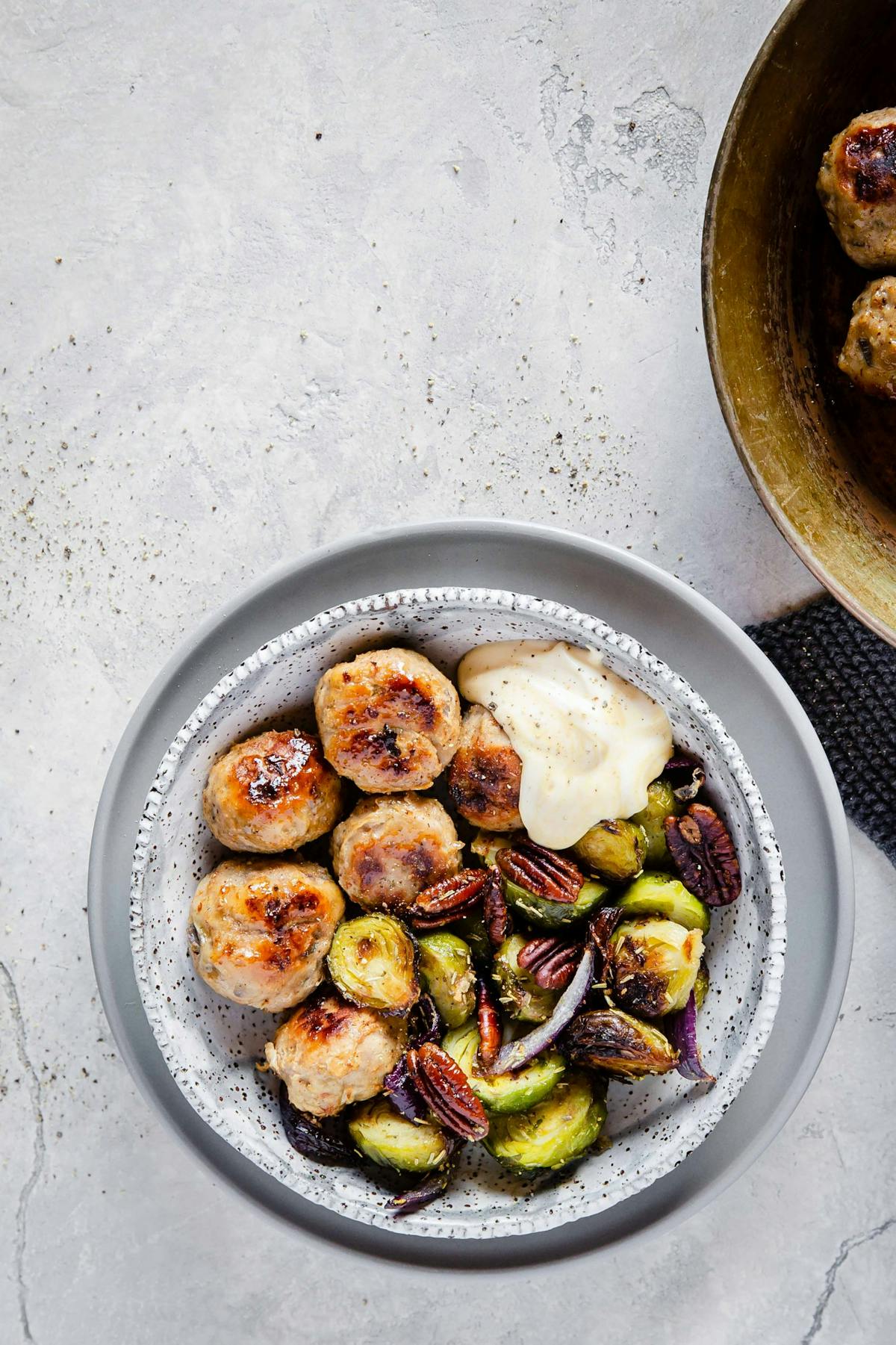 Kalkonköttbullar med rostad brysselkål och senapsmajonnäs