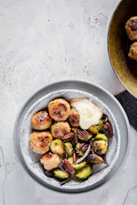 Kalkonköttbullar med rostad brysselkål och senapsmajonnäs