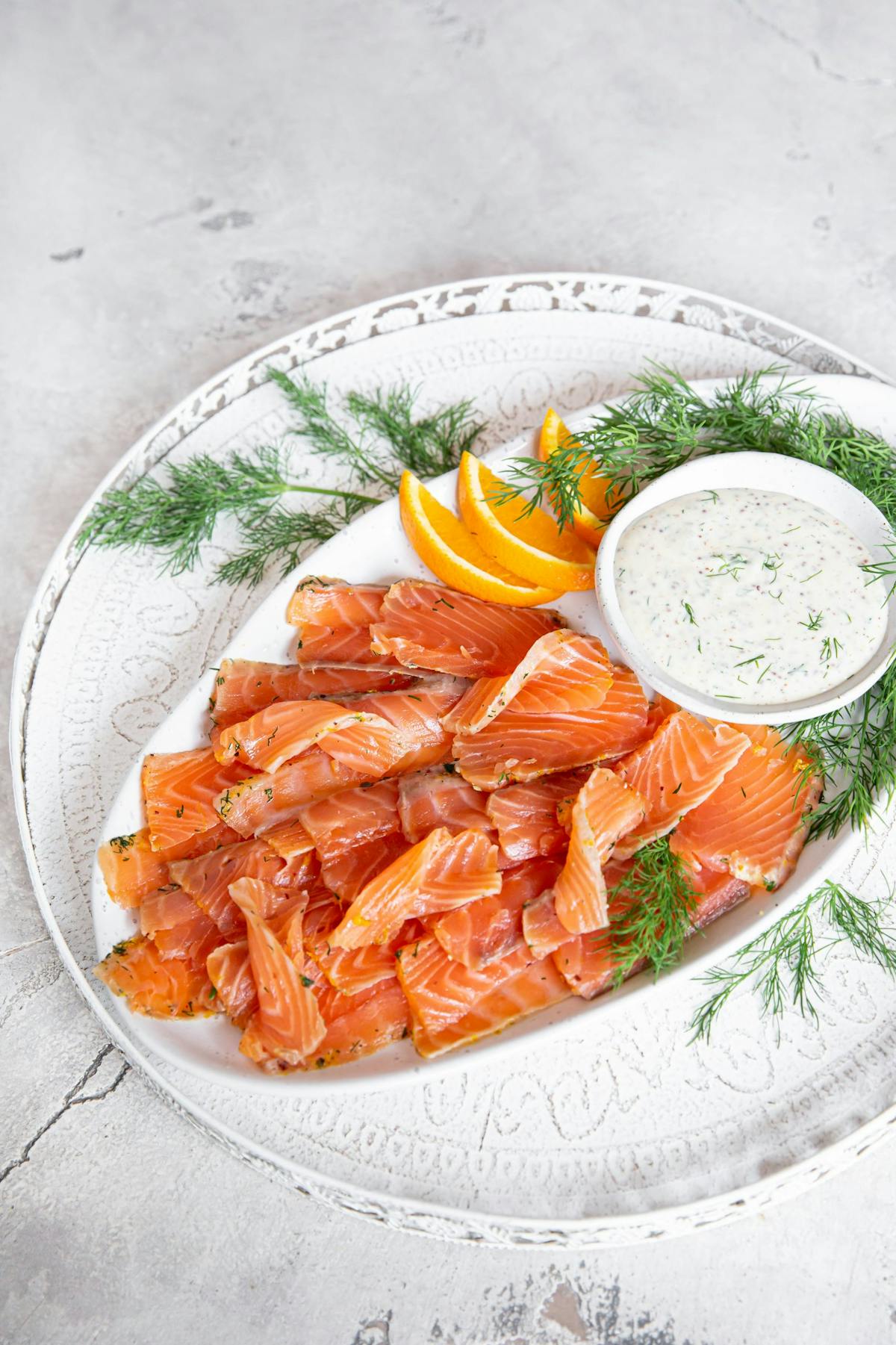 Apelsin- och rosépeppargravad lax med senapsmajonnäs