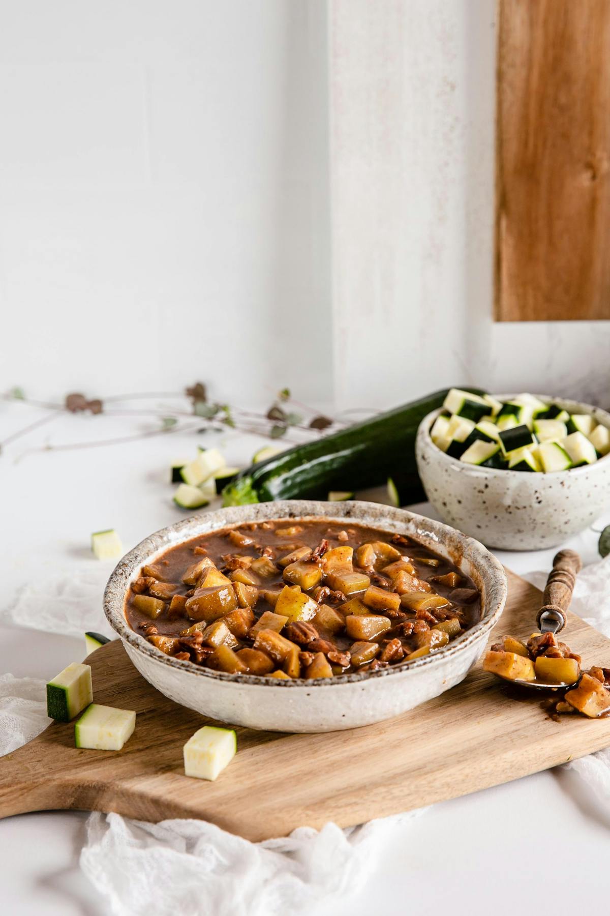 Zucchini-äpplen med pekannötter