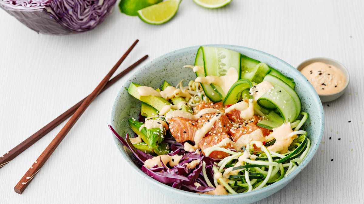 LCHF-poké bowl med lax och zoodles