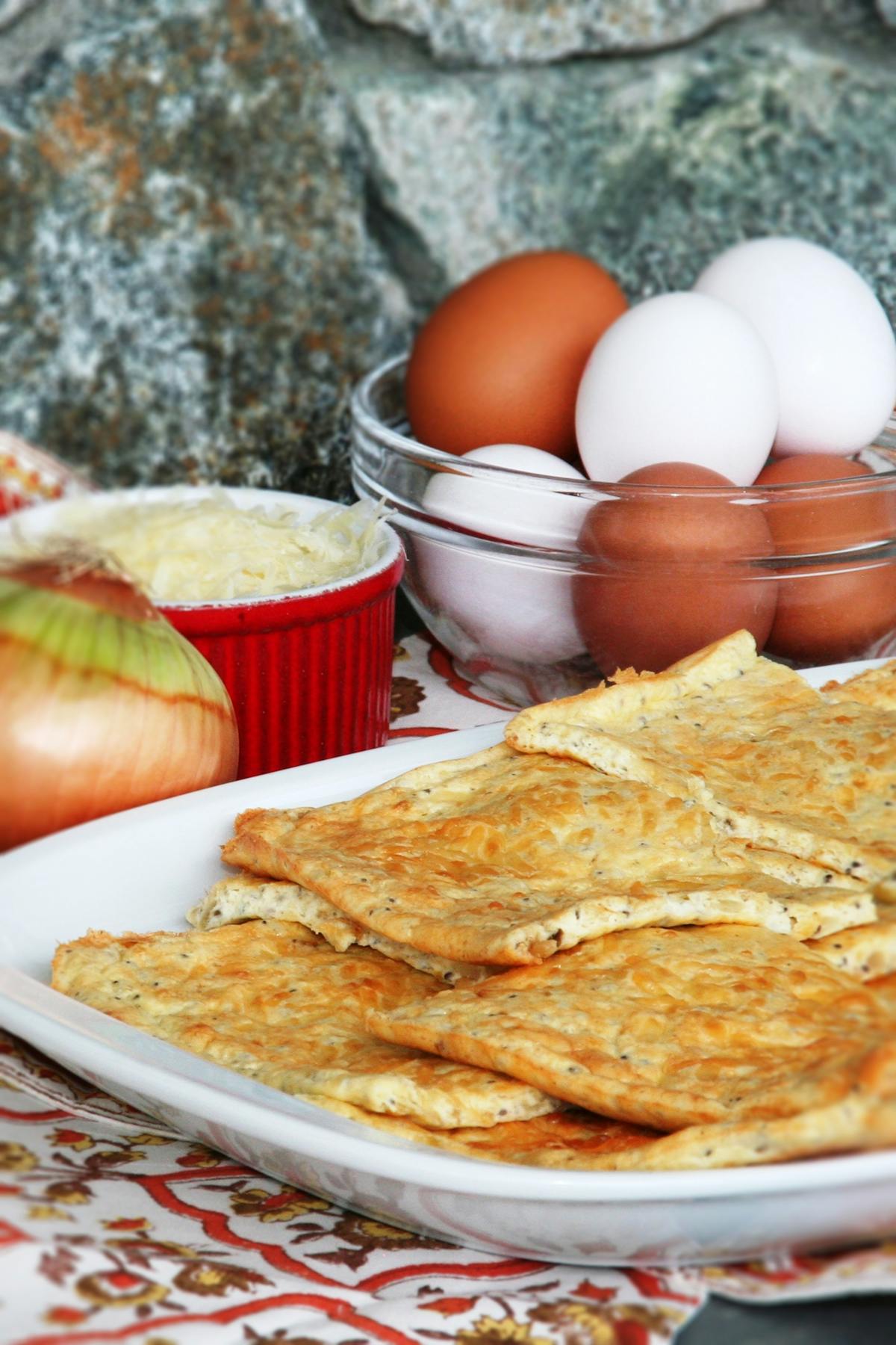 LCHF-bröd med karamelliserad lök och cheddarost