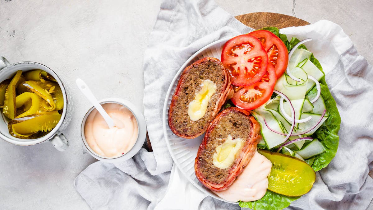 Ostfylld köttfärslimpa med BBQ-majonnäs