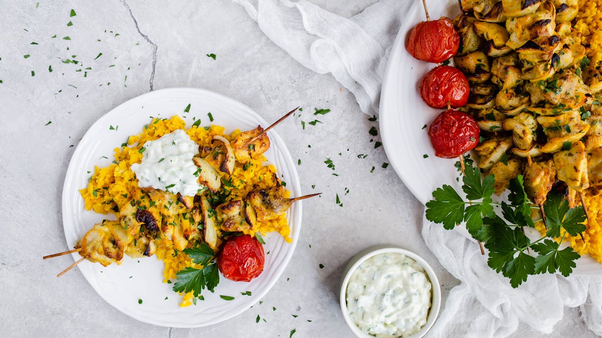 Persiska kycklingspett med blomkålsris och vitlökssås