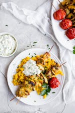 Persiska kycklingspett med blomkålsris och vitlökssås