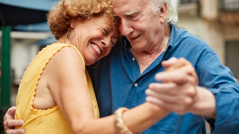 senior-couple-dancing