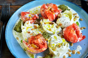 Burrata med tomat, grädde och pesto