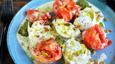 Burrata med tomat, grädde och pesto