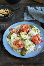 Burrata med tomat, grädde och pesto