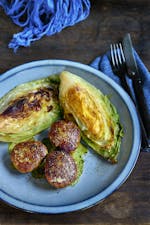 Kycklingköttbullar med stekt spetskål