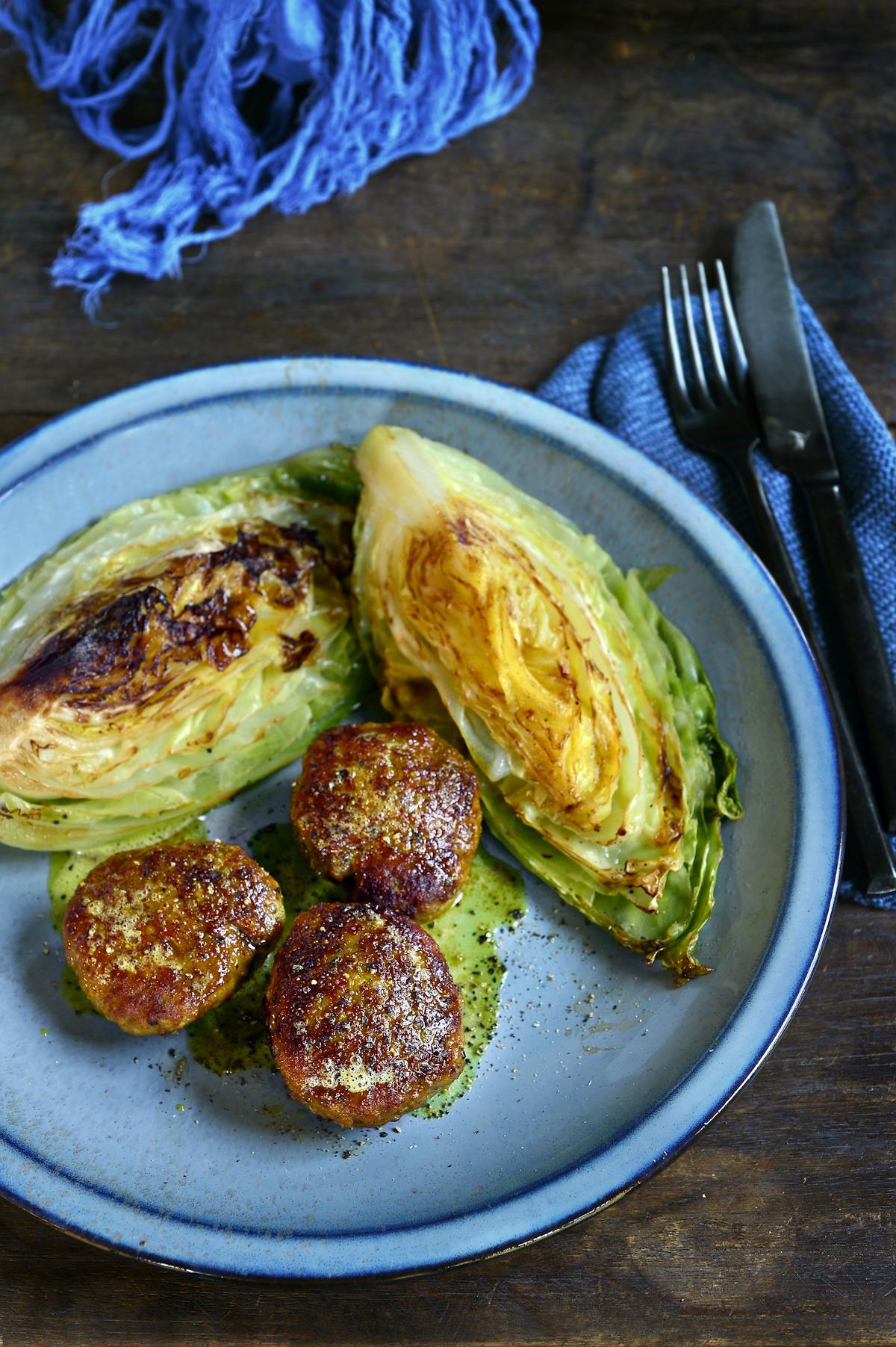 Kycklingköttbullar med stekt spetskål