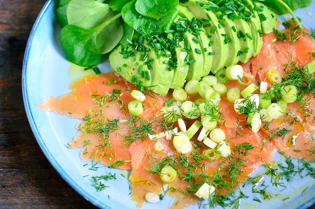 Rökt lax med avokado och vattenkrasse