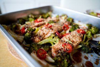 Ugnsbakad lax med grönsaker och teriyakisås