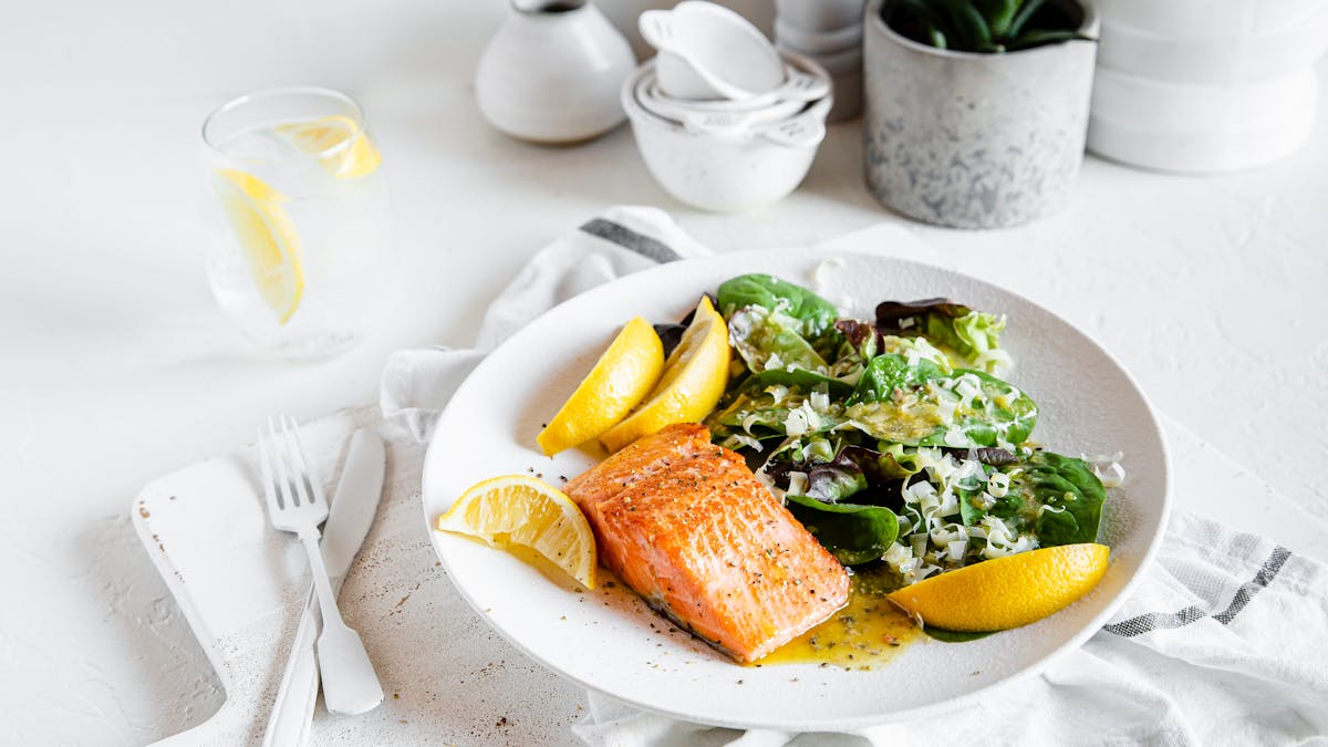 Smörstekt lax med italiensk sallad