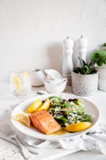 Smörstekt lax med italiensk sallad