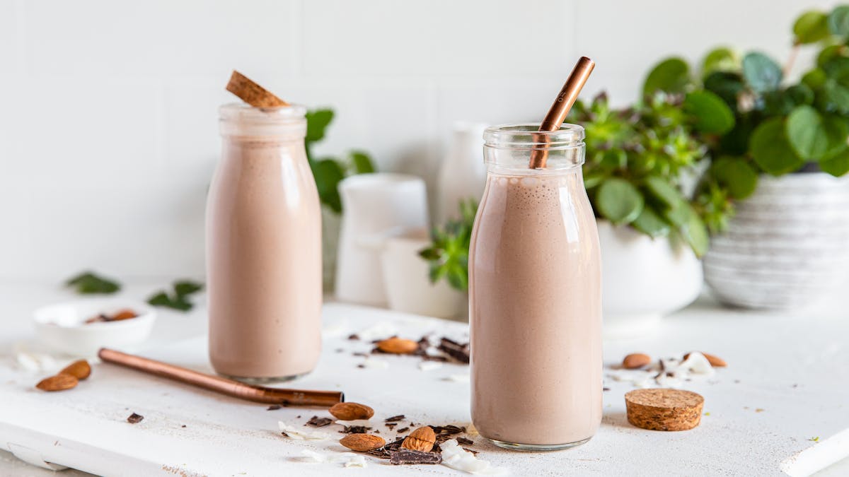 Proteinrik smoothie med smak av choklad och mandel