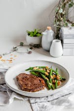 Ryggbiff med smörsteka haricots verts och mandel