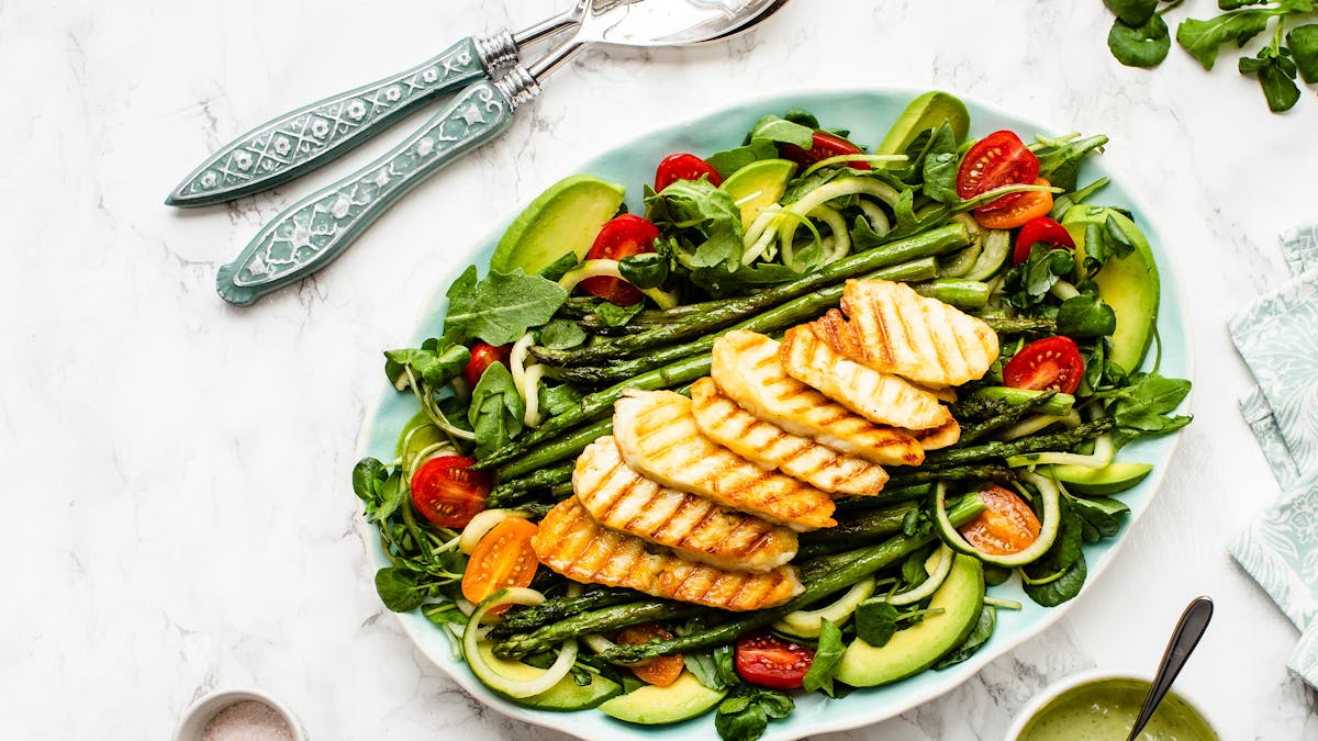 Sommarsallad med sparris och halloumi