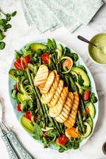 Sommarsallad med sparris och halloumi