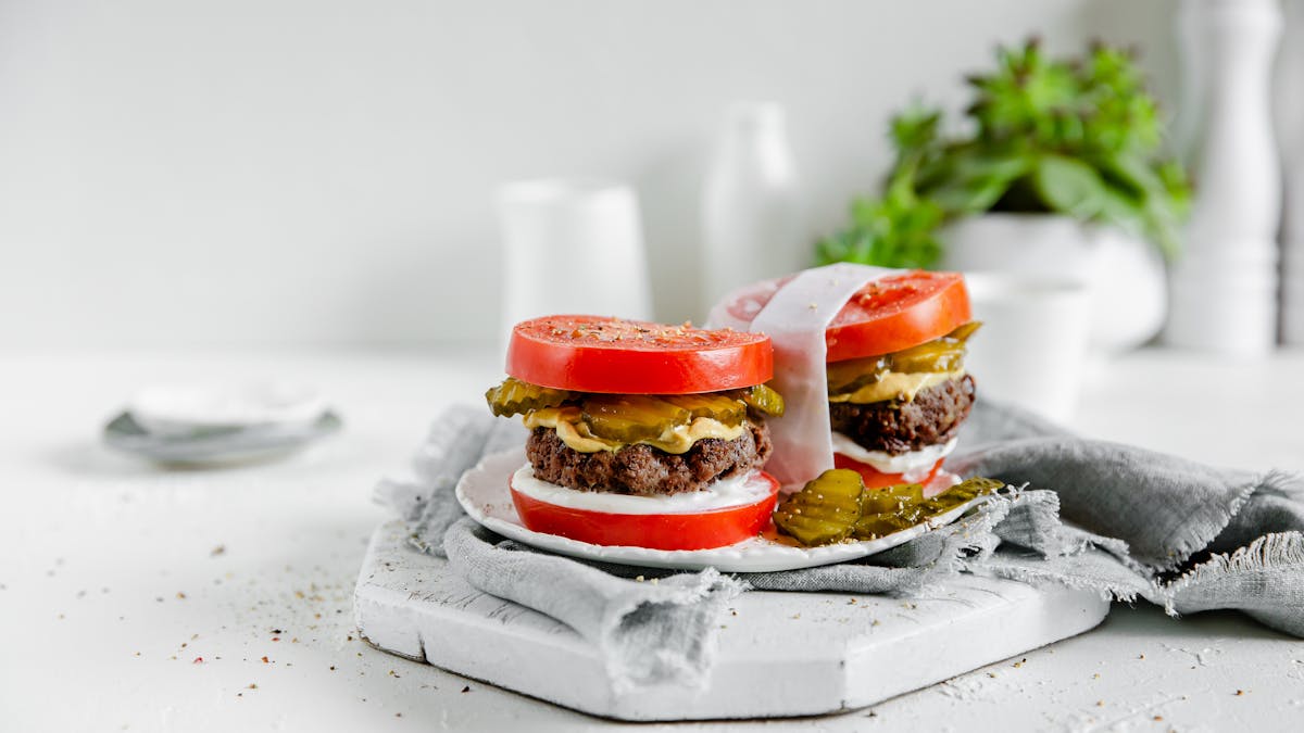 Snabb ketoburgare med tomatbröd