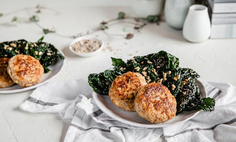 Kalkonbiffar med äpple och grönkål