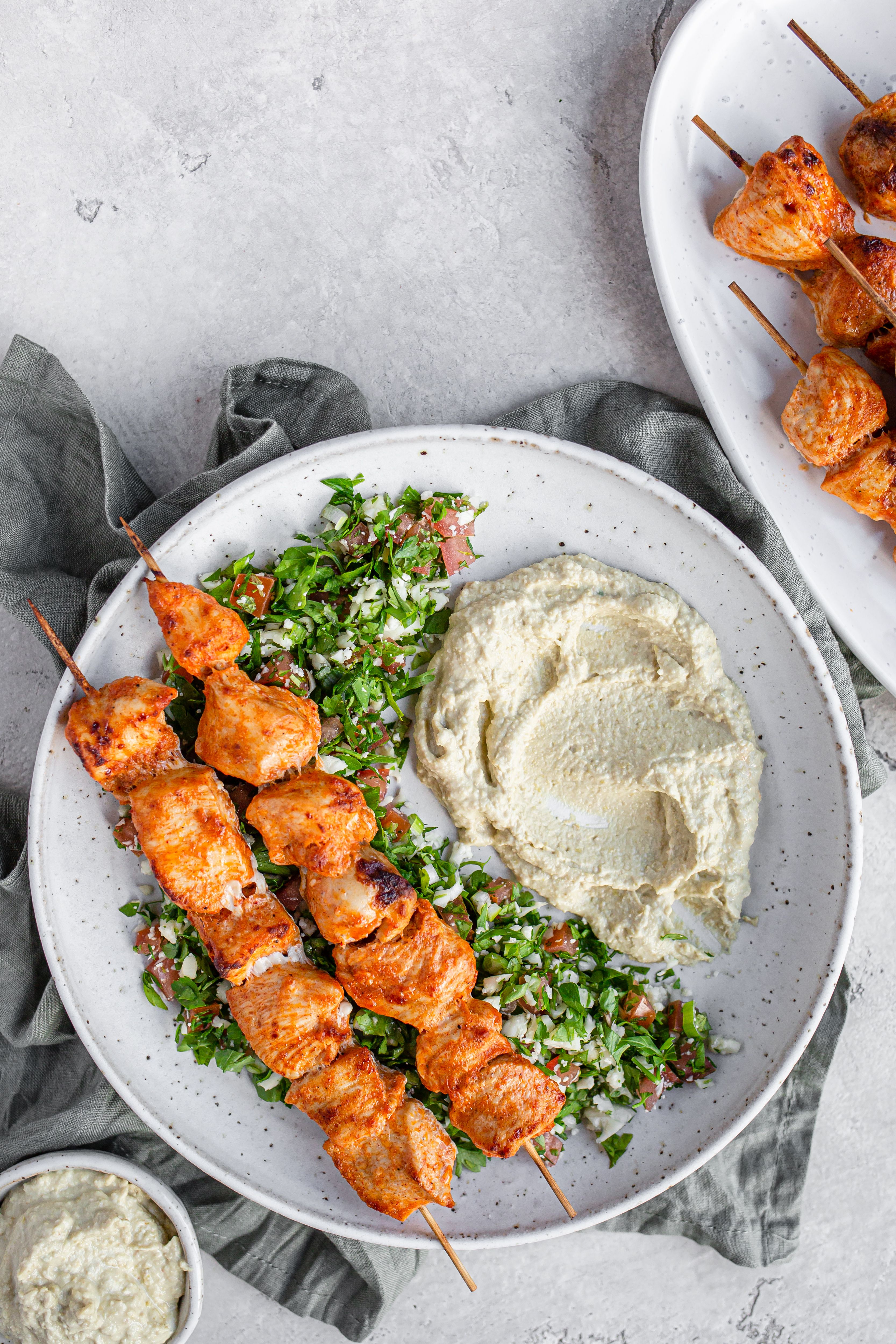 Kycklingspett med LCHF-tabouleh och hummus