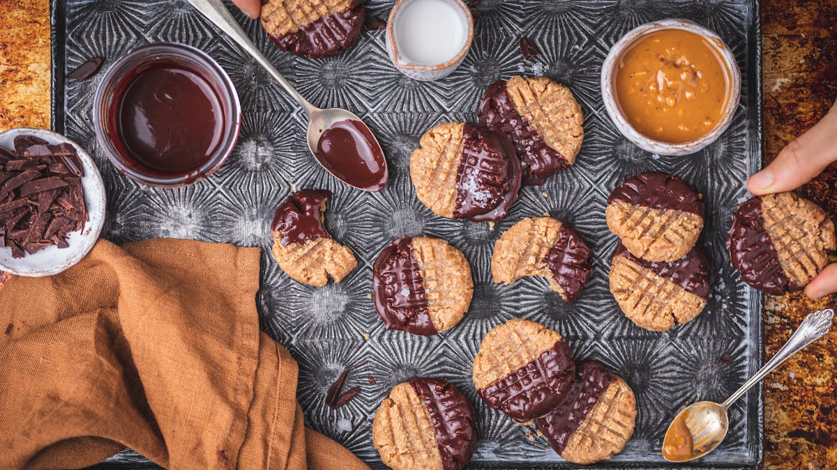 Veganska chokladdoppade jordnötscookies