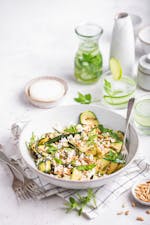 Sallad med grillad zucchini, getost, pinjenötter och mynta