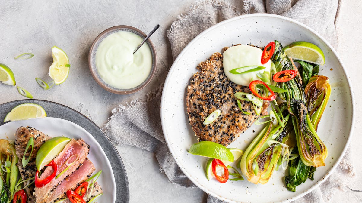 Färsk tonfisk med sesamcrust och wasabimayo