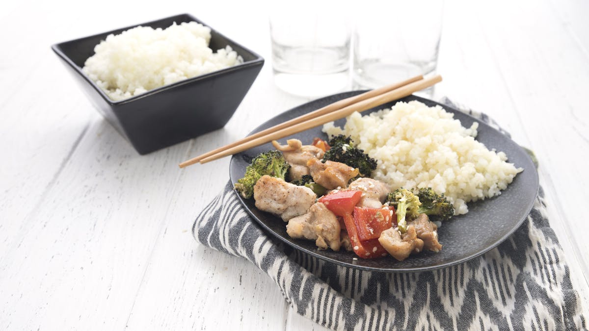 Sesamkyckling med blomkålsris