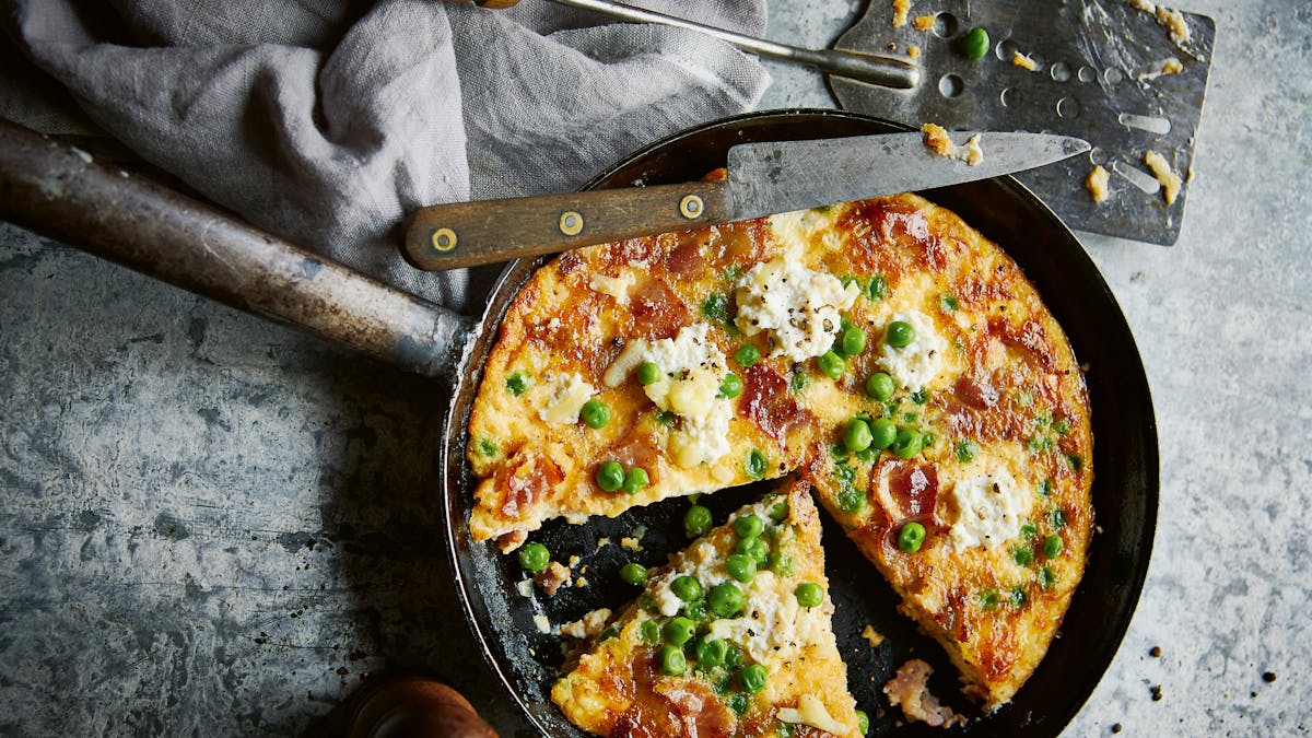 LCHF-frittata med gröna ärtor och bacon