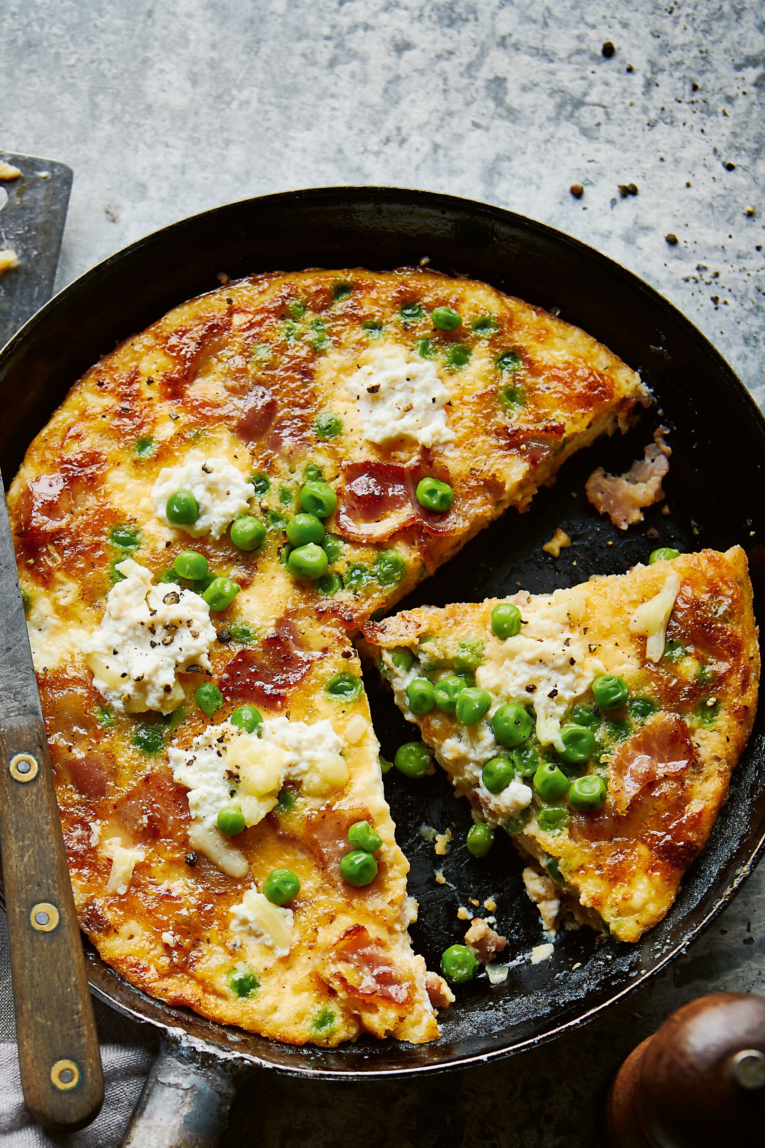LCHF-frittata med gröna ärtor och bacon