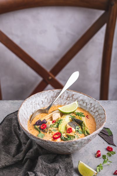 Thaisoppa med fisk, curry och pak choi<br />(Huvudrätt)