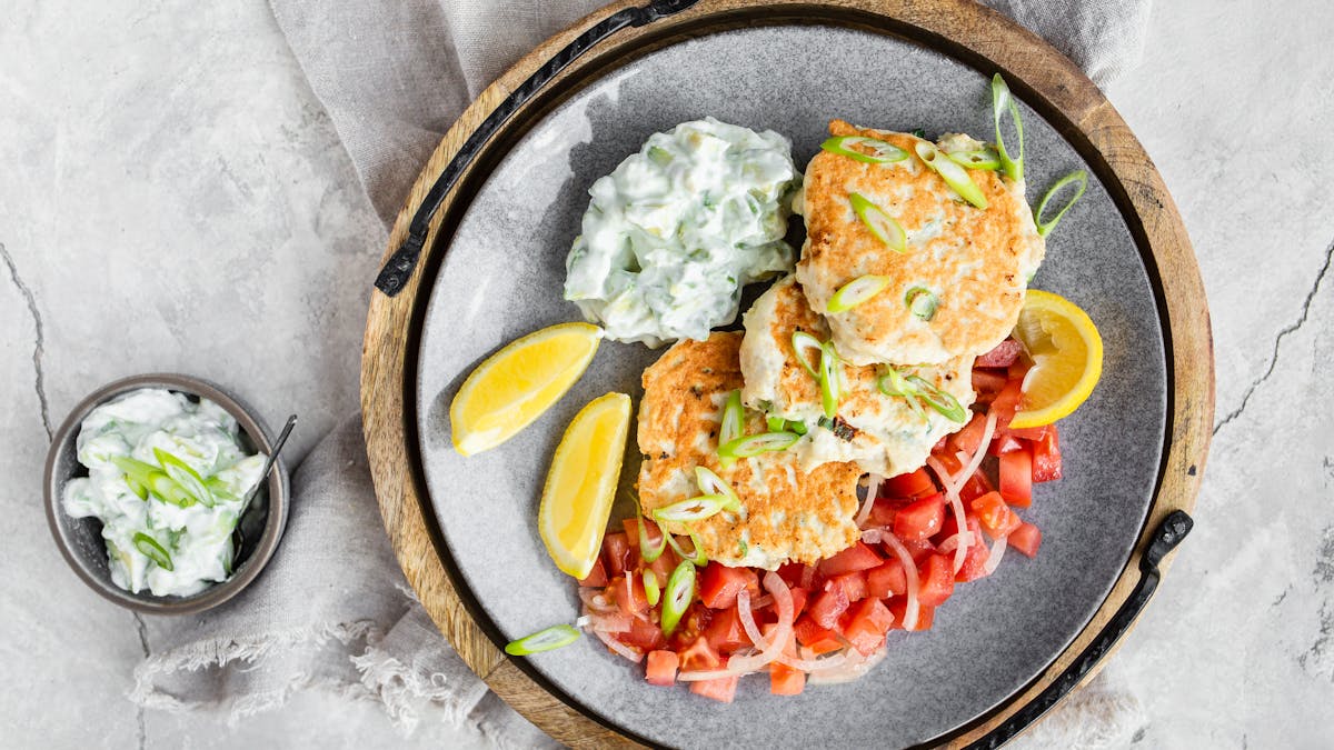 Kycklingbiffar med avokadotzatziki och tomatsallad