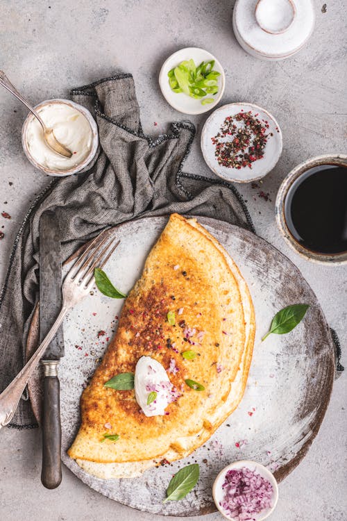 Omelett med gräddfil och rödlök