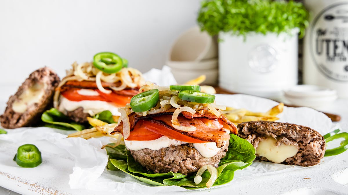 Ostfylld burgare med bönpommes