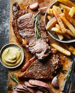 Biff, vitlökspommes och rosmarinsmör