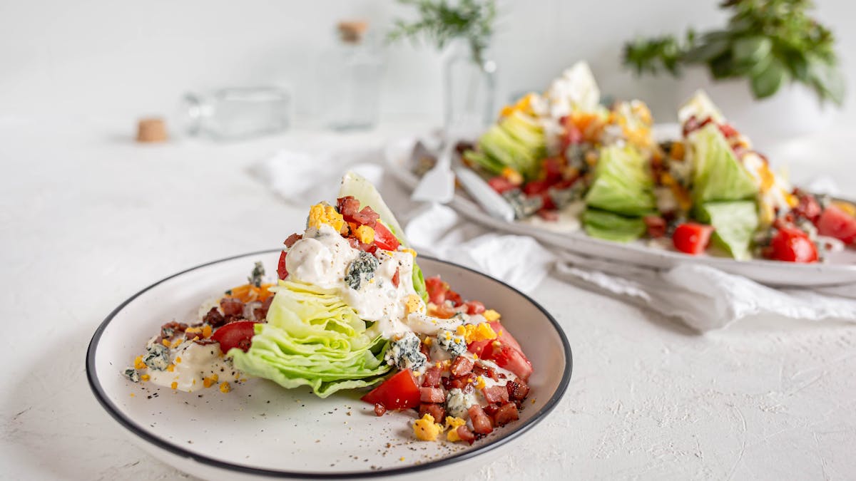 Sallad med bacon och ädelostdressing
